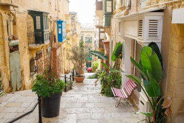 Malta Valletta 'nın merkezinde tipik bir Malta turistik caddesi.