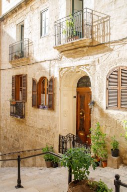 Malta 'daki Valletta şehir merkezinde bitkileri olan tipik bir Malta verandası.