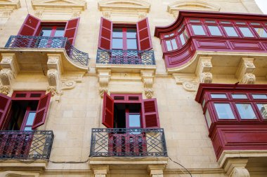 Malta Valletta 'da tipik bir Malta inşaat cephesi