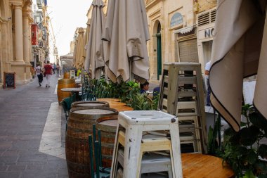 Valletta, Malta 'da sabah açılmadan önce şehir kafe masaları ve sandalyeler toplandı.