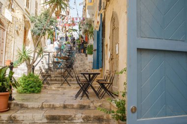 Valletta, Malta 'nın merkezinde kafeleri ve restoranları olan tipik bir turistik cadde