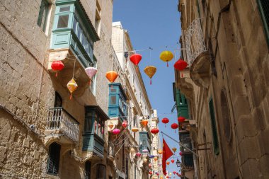 Malta Valletta caddesinde asılmış Çin fenerleri.