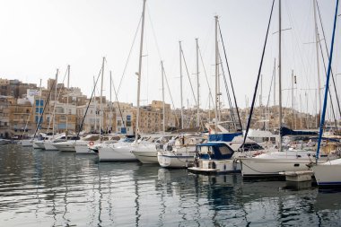Birgu ve Senglea şehirleri arasında Malta 'da yatları olan körfez.