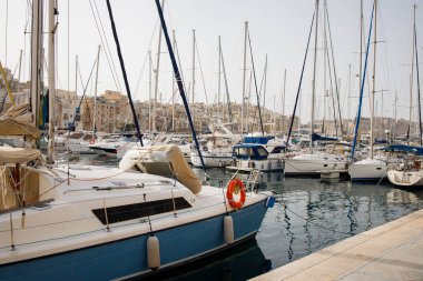 Malta 'daki Birgu kasabasında özel yatları olan körfez.