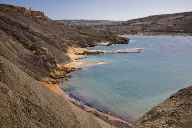 Mgarr, Malta yakınlarındaki Qarraba Bay plajı ang Gnejna körfezi