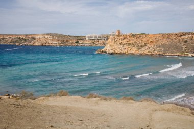 Ghajn Tuffieha Körfezi ve Malta 'daki Riviera Sahili Panoramik Manzara