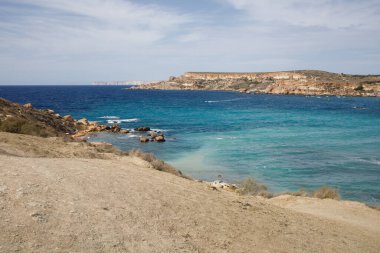 Malta 'daki Ghajn Tuffieha Körfezi üst panoramik manzara