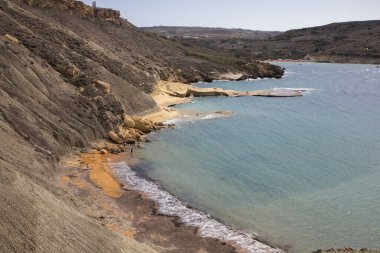 Mgarr yakınlarındaki Qarraba plajı, Malta manzaralı.