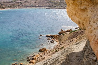Malta 'daki Quarraba körfezi sahilinin göz kamaştırıcı üst manzarası