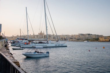 Sliema Creek 'e demirlemiş turistik yatlar ve tekneler Valletta, Malta manzaralı.