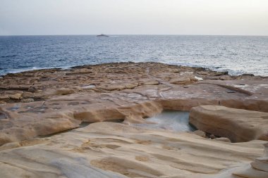 Sliema, Malta 'daki Fond Ghadir plajının Rocky sahili. Yaklaş.