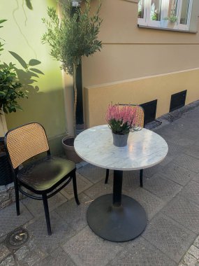 Şehir kafe masaları, sonbahar tarzında fundalarla süslenmiş, dışarıda duruyor.