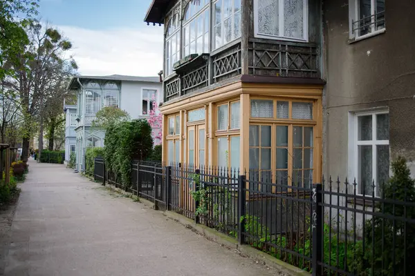 Sopot, Polonya 'da yenilenmiş eski vintage evleri olan bir sokak.
