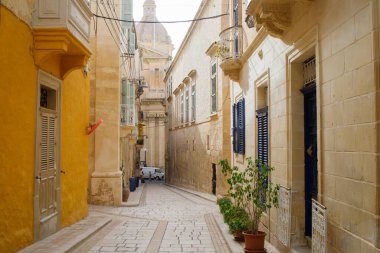 Malta 'nın Birgu şehrinde tipik bir Malta caddesi.