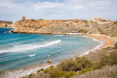 Ghajn Tuffieha Körfezi ve Malta 'daki Riviera Sahili Panoramik Manzara