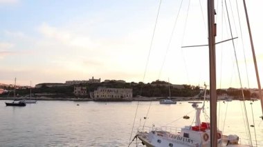 Sliema Deresi Malta 'da gün batımında tekne ve yatlarla