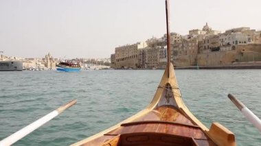 Senglea kasabası ve limandaki turistik tekneler - Valletta, Malta 'dan gelirken tekneden manzara