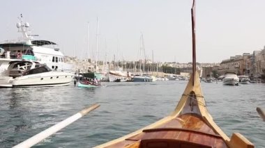 Birgu kasabası ve yatlar otantik Malta luzzu teknesinin yakınına demirlemiş.