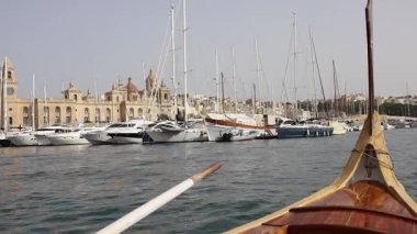 Malta 'nın Birgu kenti yakınlarında demirlemiş çok sayıda yat var - turistik teknenin manzarası