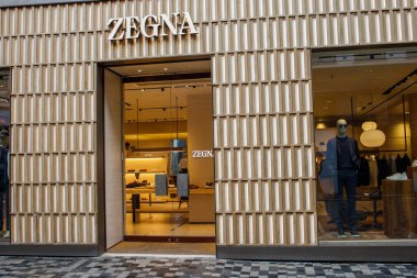 Erkekler için Zegna lüks mağazası, logo işareti ve giriş. Kopenhag 'daki dünyaca ünlü moda mağazası.