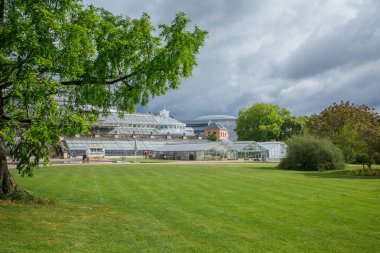 Mayıs panoramik manzaralı Kopenhag botanik bahçesi. İnsanlar olmadan seralar ve bahçeler. Danimarka başkentinde popüler ve özgür bir turistik yer..