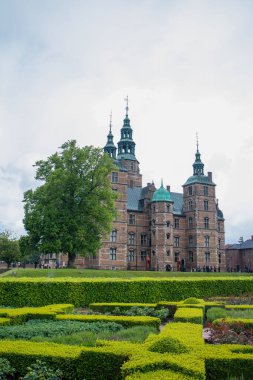 Kopenhag 'daki Rosenborg kraliyet kalesi ve Kralın bahçesinin panoramik manzarası.