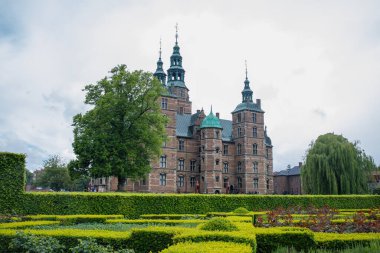Kopenhag, Danimarka 'daki Royal Rosenborg kraliyet kalesi. Baharda yeşil kralın bahçesinden manzara
