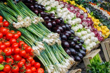 İyi organize edilmiş ve gıda pazarında sunulan farklı sebzeler. Domates, soğan, patlıcan ve çiftçilerin sattığı diğer sağlıklı sebzeler. Küçük işletme kavramı, sağlıklı beslenme.