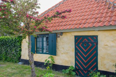 Danimarka 'nın Dragor kasabasında küçük sarı geleneksel ev