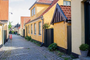 Danimarka 'nın Dragor kasabasında küçük geleneksel evleri olan bir sokak.