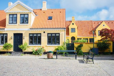 Danimarka 'nın Dragor kasabasında küçük sarı geleneksel evleri olan bir meydan.