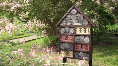 Bahar bahçesindeki büyük böcek evi ya da arı oteli