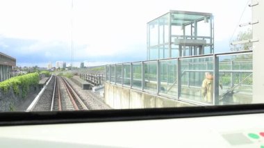 Şehir, istasyon ve yolcular üzerindeki Kopenhag metro penceresinden görüntü