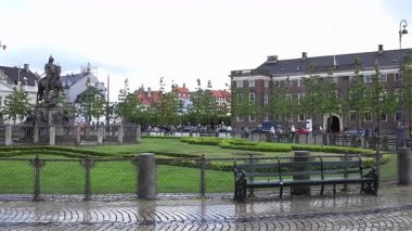 King 'in yeni meydanı - Kopenhag' daki Kongens Nytorv halk meydanı yağmurlu panoramik manzara sonrasında