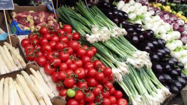 İyi organize edilmiş ve gıda pazarında sunulan farklı sebzeler. Domates, soğan, patlıcan ve diğer sağlıklı sebzeler. Kopenhag, Danimarka 'da Torvehallerne gıda pazarı..