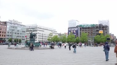 Kopenhag 'daki ana şehir meydanında gündüz vakti. Baharda Danimarka başkentinin merkezi, insanlarla dolu..