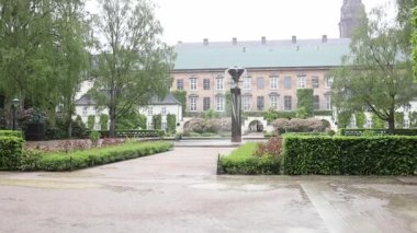 Danimarka, Kopenhag 'daki Kraliyet Kütüphanesi Bahçesi. İlkbaharda yağmur sırasında şehir merkezinde ünlü bir park. Danimarka başkentinde kötü yağmurlu hava.