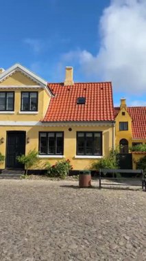 Danimarka 'nın Dragor kasabasında küçük sarı geleneksel evleri olan bir meydan.