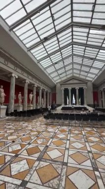 İçinde Yunan Tanrıları ve Panteon heykelleri olan büyük kırmızı mermer bir antika salonu. Danimarka, Kopenhag 'daki Ny Carlsberg Glyptotek Müzesi.