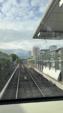 Şehir ve istasyonlardaki Kopenhag metro vitrininin hareketli görüntüsü. Danimarka 'da modern sürücüsüz ulaşım.