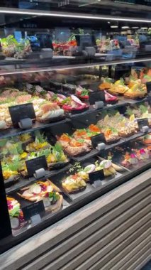 Smorrebrod geleneksel Danimarka atıştırmalıkları. Danimarka 'nın Kopenhag kentindeki Torvehallerne gıda pazarında farklı malzemeler içeren siyah ekmek.