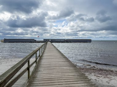 Tahta köprü ve Danimarka 'nın Baltık kıyısındaki Dragor kasabasında yüzmek için uygun bir yer.