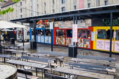 Kopenhag, Danimarka 'daki Broens sokak gıda pazarı. Dünya mutfağından yemek kamyonları ve büfeleri açık gökyüzünün altında koltuk için..