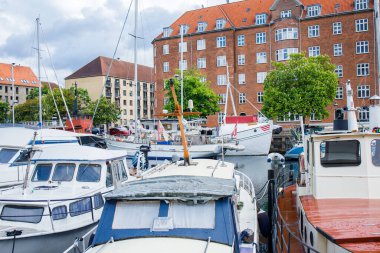 Kopenhag, Danimarka 'da yüzen evler gibi demirlemiş yatları ve tekneleri olan bir kanal..