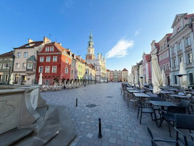 Poznan, Old Town, No People, Polonya Kültürü, Avrupa, Doğu Avrupa, Turizm, Seyahat, Sunny, Morning, Summer, City, Town, Market - RetailCity Hall ve Polonya 'nın panoramik manzaralı eski pazar meydanı. Boş meydan, sabahları insan yok.