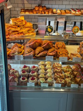 Farklı Danimarka hamur işleriyle Buka pastanesi iç gösterimi: Kopenhag, Danimarka 'da çörekler, kruvasanlar ve diğer lezzetli tatlılar
