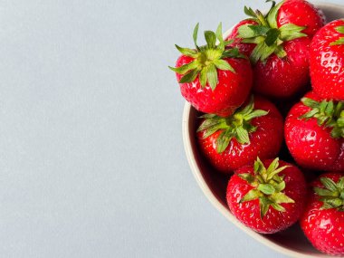 Çilekli kase mavi arkaplan arkaplan görünümlü kopya alanı ile