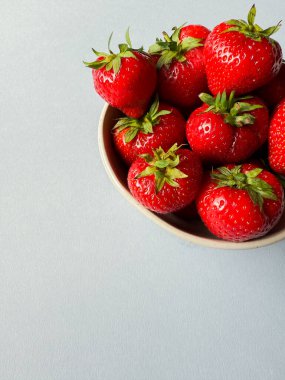 Çilekli kase mavi arkaplan arkaplan görünümlü kopya alanı ile