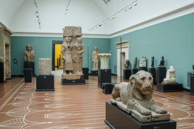 Danimarka 'nın Kopenhag kentindeki Ny Carlsberg Glyptotek müzesinde Mısır kültürüne adanmış farklı heykel ve sanat eserleri bulunan Mısır salonu.