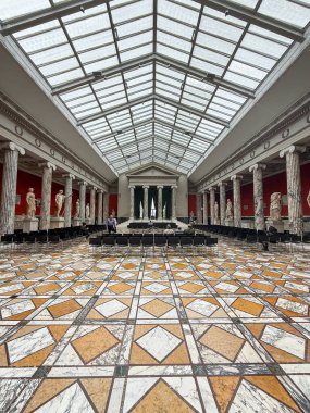 İçinde Yunan Tanrıları ve Panteon heykelleri olan büyük kırmızı mermer bir antika salonu. Danimarka, Kopenhag 'daki Ny Carlsberg Glyptotek Müzesi.